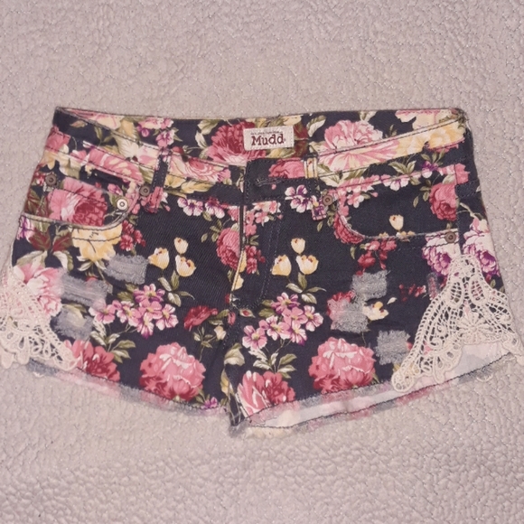 Very cute floral shorts - Picture 1 of 4